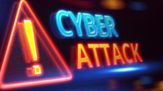 Cyberangriff Motiv - der Text Cyber Attack steht in Leuchtschrift auf dunklem Hintergrund