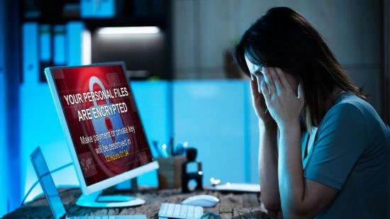 Maleware entfernen Bild mit Frau vor Computer mit Virus am Schreibtisch