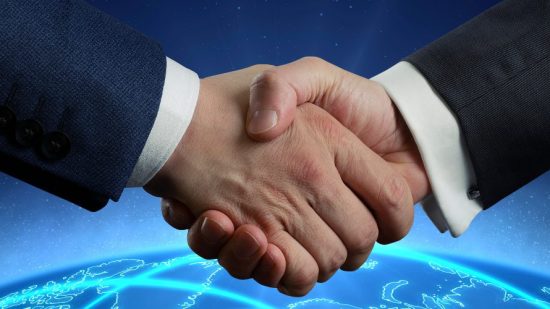 Vergebene Domain kaufen: Symbolbild: Handschlag zwischen zwei Personen