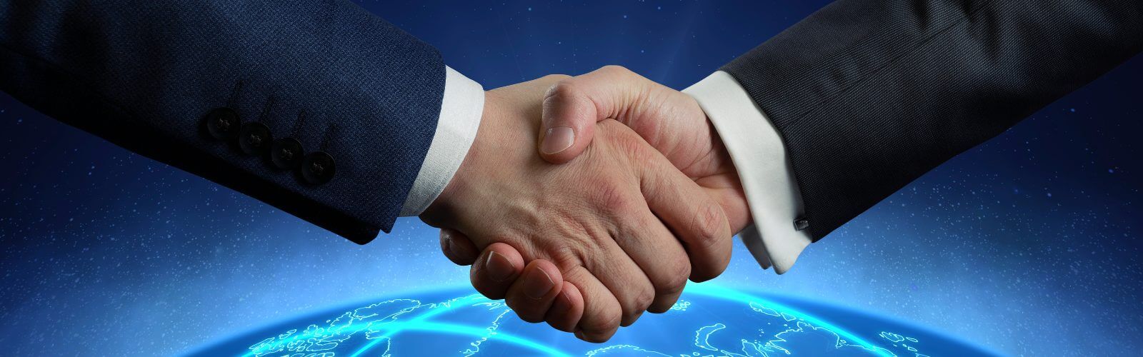 Vergebene Domain kaufen: Symbolbild: Handschlag zwischen zwei Personen